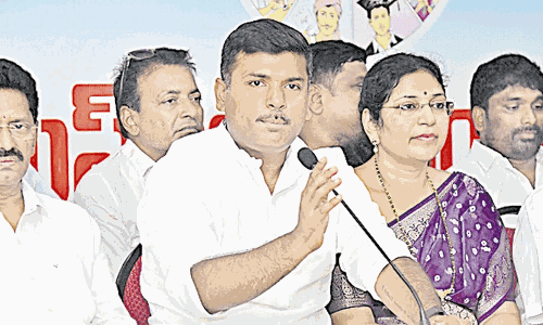 వైసీపీ త్రీ కాపిటల్స్  బాబు త్రీ కారిడార్స్   ఒకటేనా ?