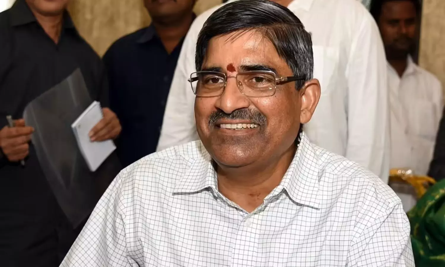 కొత్త ఎన్నికల కమిషనర్...వైసీపీకి బిగ్ ట్విస్ట్ ఇచ్చేలా ? కొత్త ఎన్నికల కమిషనర్...వైసీపీకి బిగ్ ట్విస్ట్ ఇచ్చేలా ?