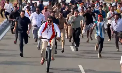 తమిళనాడు ఎన్నికల్లో నటుడు విజయ్ సాహసం.. రోడ్డు పై సైకిల్ తో ఏం చేశారంటే..?