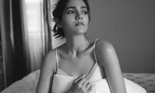 బెడ్ మీద అలాంటి ఫోజులతో గత్తర లేపిన సిమ్రాన్ చౌదరి ఫోటోలు వైరల్!