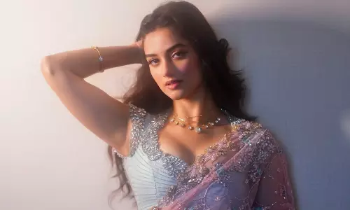 లేలేత అందాలతో మైమరపిస్తున్న భాగ్యశ్రీ..