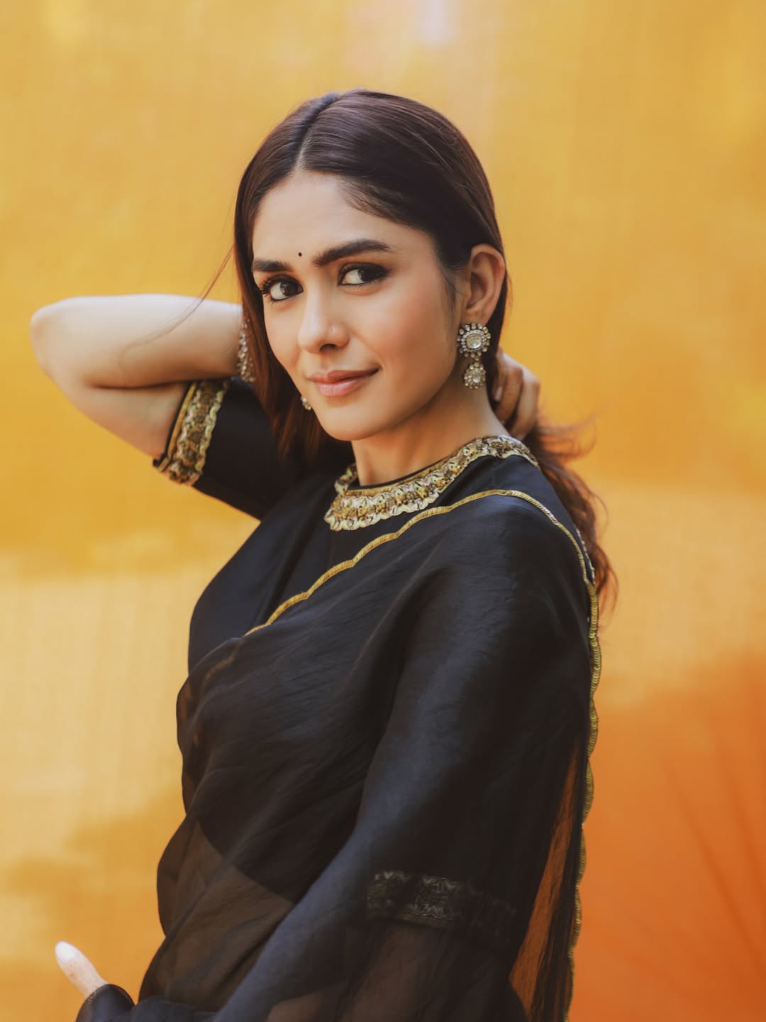 Timeless Beauty: Mrunal Thakur’s Black Saree Look Steals Hearts Timeless Beauty: Mrunal Thakur’s Black Saree Look Steals Hearts