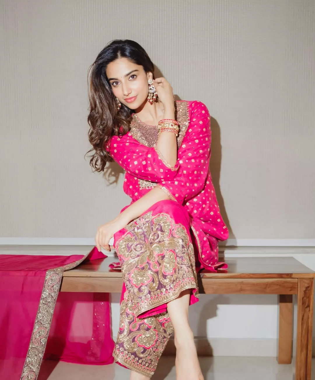 Meenakshi Chaudhary’s Elegant Ethnic Fashion Moment Meenakshi Chaudhary’s Elegant Ethnic Fashion Moment