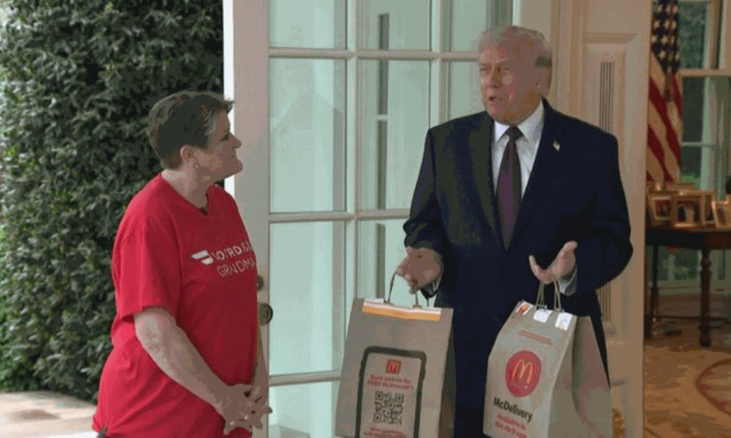 సర్ ప్రైజ్ : బర్గర్ ఆర్డర్ చేసి, డెలివరీ తీసుకున్న ట్రంప్