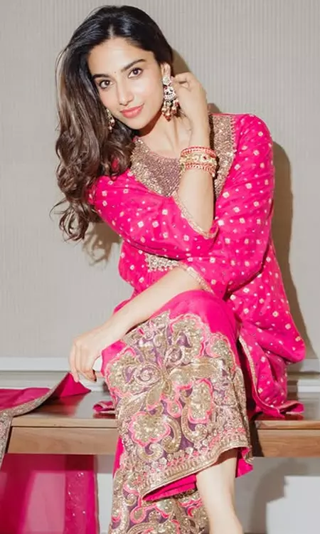 Meenakshi Chaudhary’s Elegant Ethnic Fashion Moment