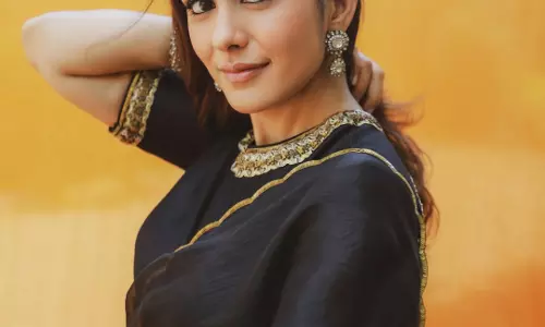 Timeless Beauty: Mrunal Thakur’s Black Saree Look Steals Hearts