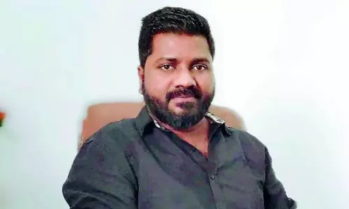 అసలు నేరం మరిచిపోయి మంగ్లీపై దృష్టి - దర్శకుడు వేణు విమర్శ