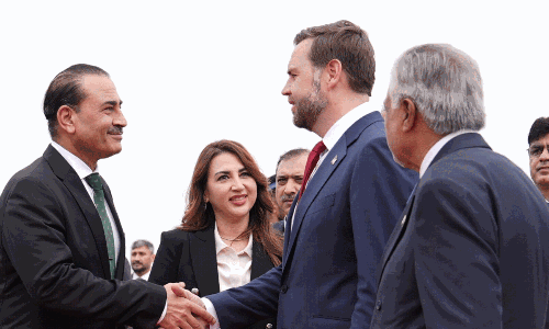 శాంతి చర్చల కంటే హాట్ టాపిక్… ఈ అందాల ఆఫీసర్ ఎవరు?