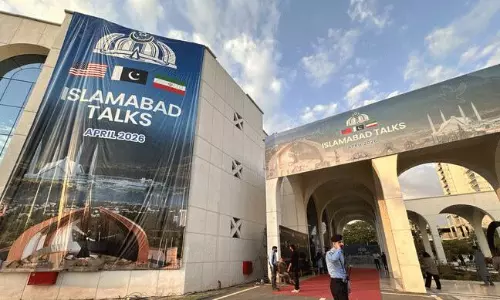 హొటల్ బిల్లు ఎగ్గొట్టి..... పాక్ పరువు పోయింది !