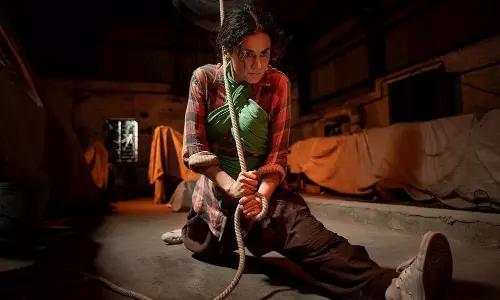 క‌ళ్ల‌కు గంత‌లు క‌ట్టి బ‌రిలోకి దిగిన‌ వీర‌నారి!