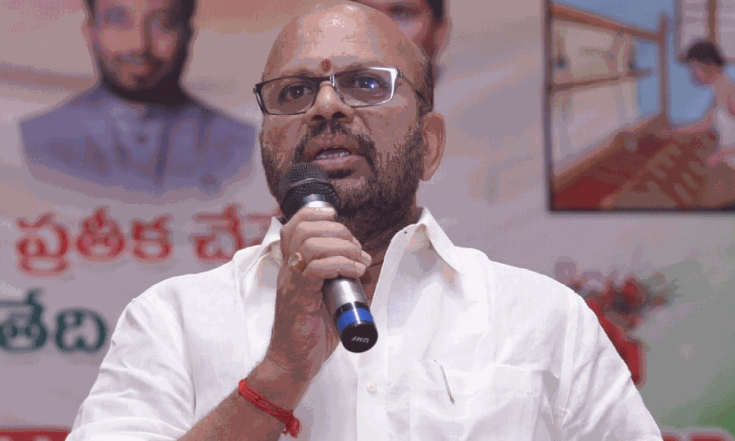 రెండు సీట్లుగా పిఠాపురం... కర్చీఫ్ తో  వర్మ  రెడీ