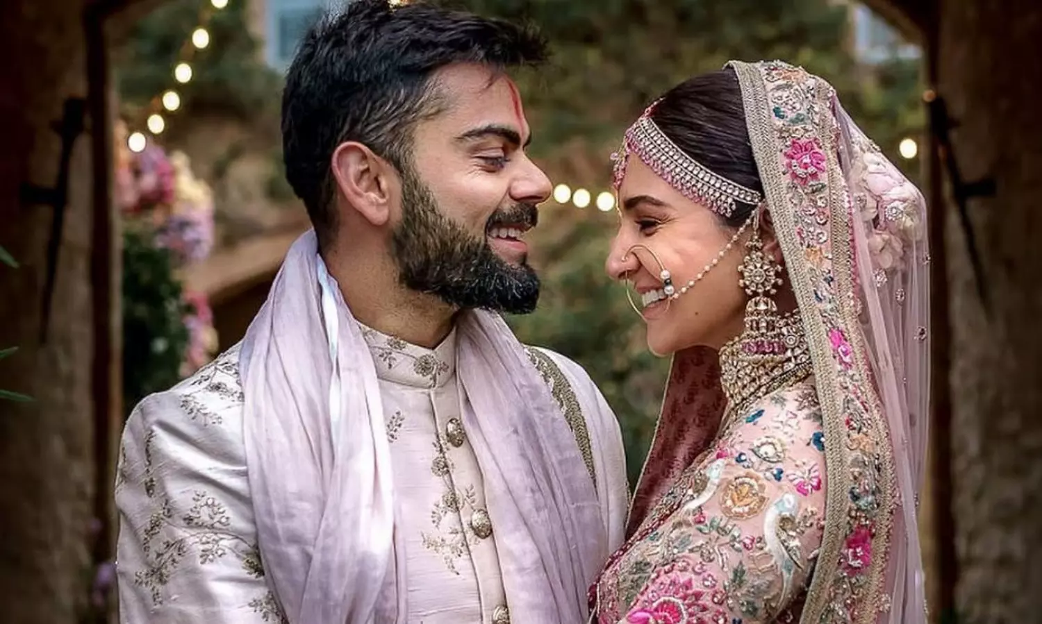 స్టార్ క‌పుల్స్ వెడ్డింగ్ లో మహారాజా వేషంలో అగంత‌కుడు!