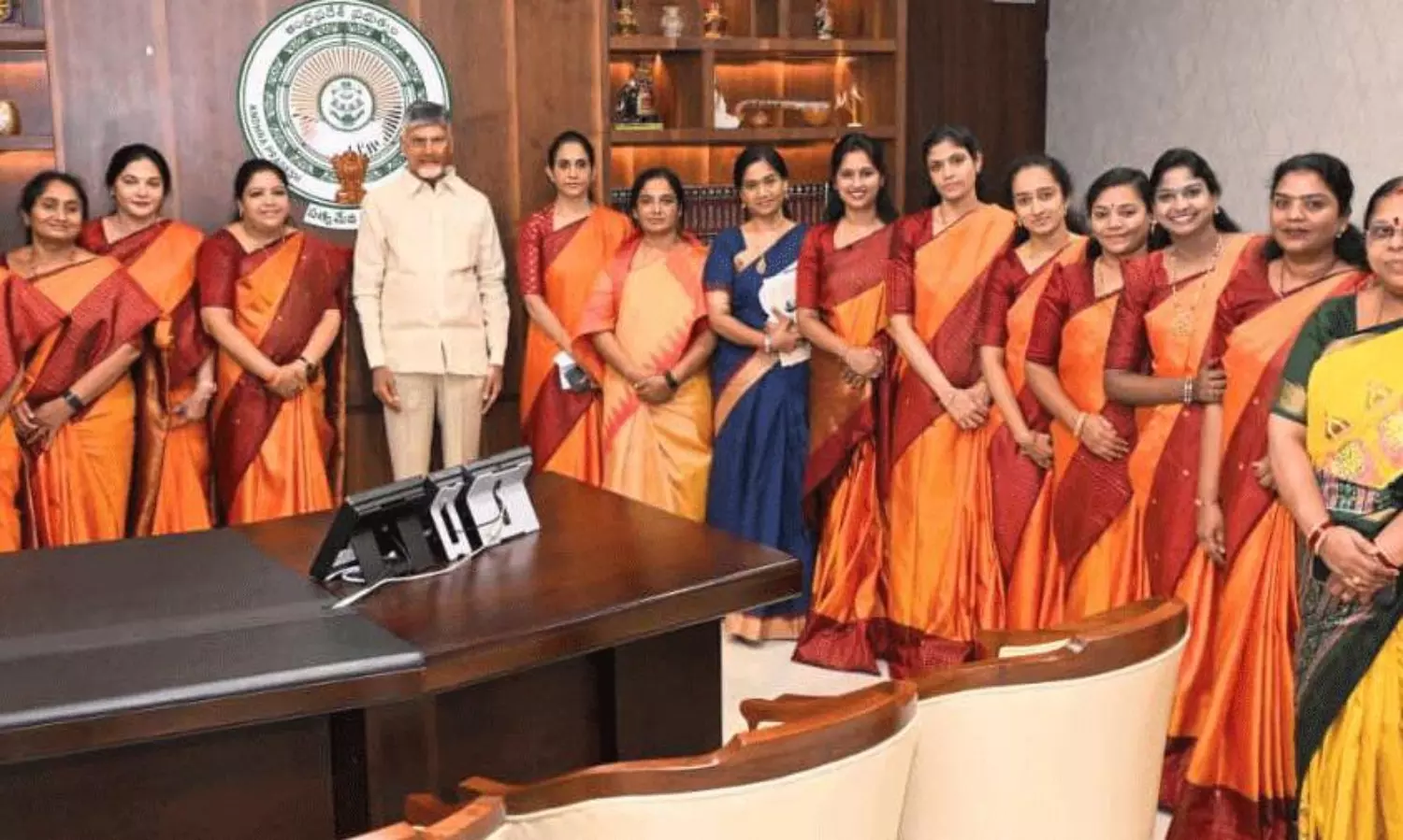 మహిళా మంత్రులు...ఎమ్మెల్యేలు చలో ఢిల్లీ ! మహిళా మంత్రులు...ఎమ్మెల్యేలు చలో ఢిల్లీ !