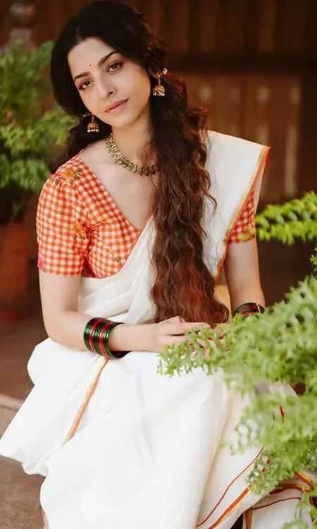 Vedhika Stuns in White Saree with Traditional Charm