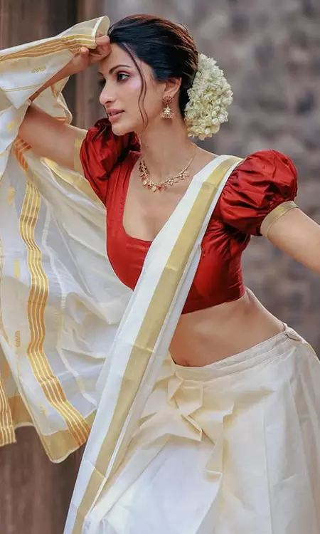 Diksha Singh Stuns in Classic Kerala Kasavu Saree