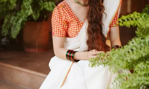Vedhika Stuns in White Saree with Traditional Charm