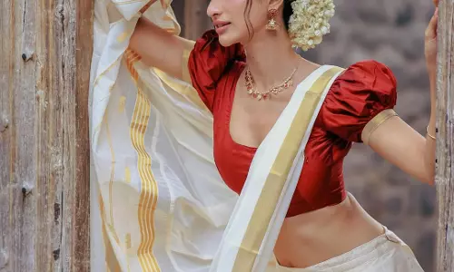 Diksha Singh Stuns in Classic Kerala Kasavu Saree