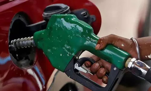 నివురుగప్పిన నిప్పులా పెట్రో కంపెనీలు.. ధరల పెంపు అనివార్యమైతే సామాన్యుడి పరిస్థితి ఏంటి..?
