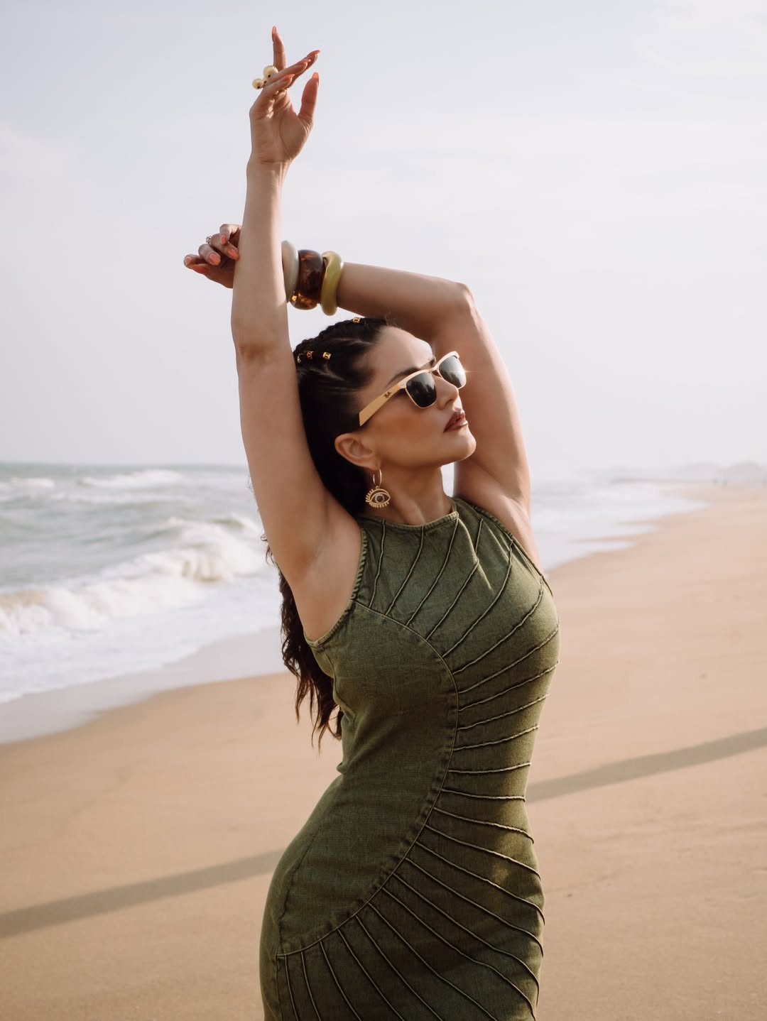 Sunny Leone Stuns by the Waves in Breezy Beach Style Sunny Leone Stuns by the Waves in Breezy Beach Style