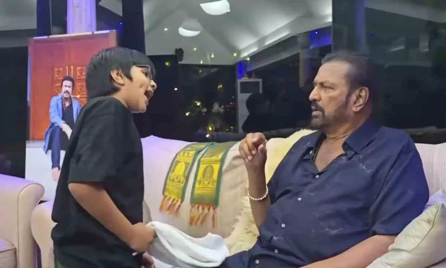 కలెక్షన్ కింగ్ మోహన్ బాబునే సైలెంట్ చేసిన బుడ్డోడు.. వీడియో వైరల్ కలెక్షన్ కింగ్ మోహన్ బాబునే సైలెంట్ చేసిన బుడ్డోడు.. వీడియో వైరల్