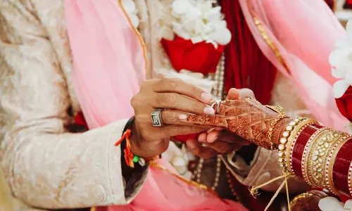 తన కంటే 19 ఏళ్ల ఎక్కువ వయస్సున్న మహిళతో వివాహం.. ఖంగుతిన్న తల్లిదండ్రులు..!