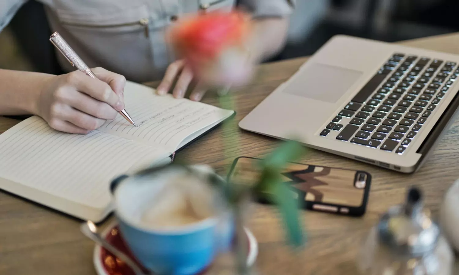 క్రియేటివ్ కంటెంట్ రైటర్లకు ఏఐ ముప్పు.. సౌకర్యం పేరుతో సృజనాత్మకత కోల్పోతున్నారా?