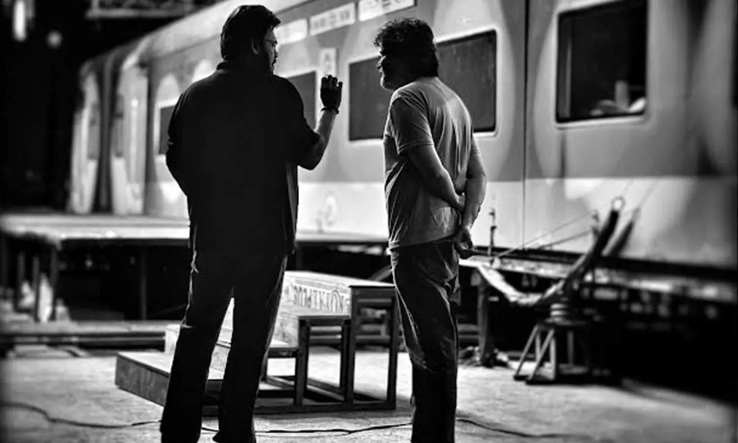 వెంకీతో త్రివిక్రమ్.. రైల్వేస్టేషన్ లో ప్లాన్ ఏంటి?