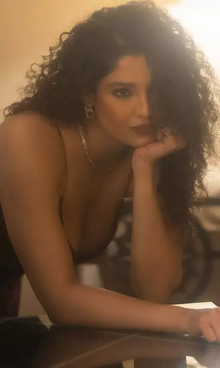 Ritika Singh’s Mesmerizing Indoor Look