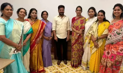 నాటి జ్ఞాపకాలను నెమరువేసుకున్న సీఎం రేవంత్ రెడ్డి.. మహిళా నాయకులతో గడిపిన సీఎం..!