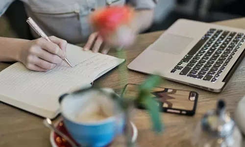 క్రియేటివ్ కంటెంట్ రైటర్లకు ఏఐ ముప్పు.. సౌకర్యం పేరుతో సృజనాత్మకత కోల్పోతున్నారా?