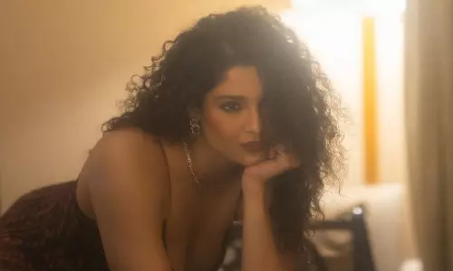 Ritika Singh’s Mesmerizing Indoor Look