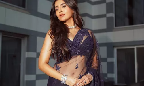 Rashi Singh Turns Heads with Stunning Saree Pose and Bold Style