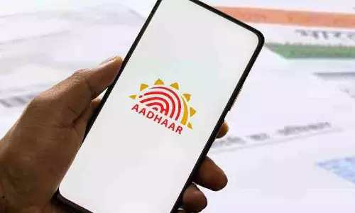 స్మార్ట్ ఫోన్‌లో ఆధార్ యాప్.. ప్ర‌జ‌ల డేటాను దొంగిలిస్తే ఎవ‌రు బాధ్యులు!
