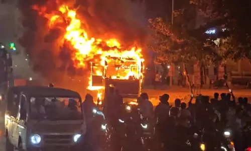 అర్ధరాత్రి బస్సులో పొగలు.. డ్రైవర్ ఏం చేశాడంటే..? పూర్తిగా దగ్ధమైన బస్సు..