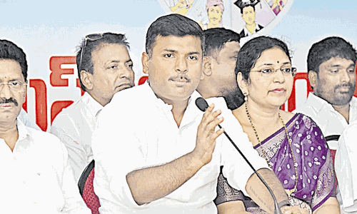 మళ్లీ వలంటీర్ల వ్యవస్థ.. వైసీపీ షాకింగ్ డెసిషన్