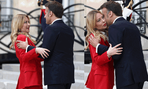 మెలోనీ-మాక్రాన్‌.. ముద్దుల వ‌ర్షం!