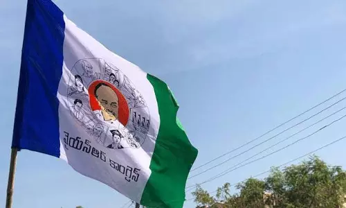 ఓపెన్ అయిపోతున్న వైసీపీ...కాంగ్రెస్ క్యాష్ చేసుకోలేదా ?