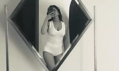 రుహాని హాట్ మిర్రర్ సెల్ఫీలు.. సోషల్ మీడియాలో వైరల్