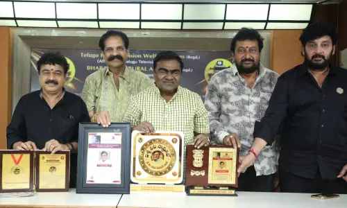 న‌టుడు బాబు మోహన్‌కి పద్మశ్రీ ఇవ్వాలి: సినీ ప్రముఖులు