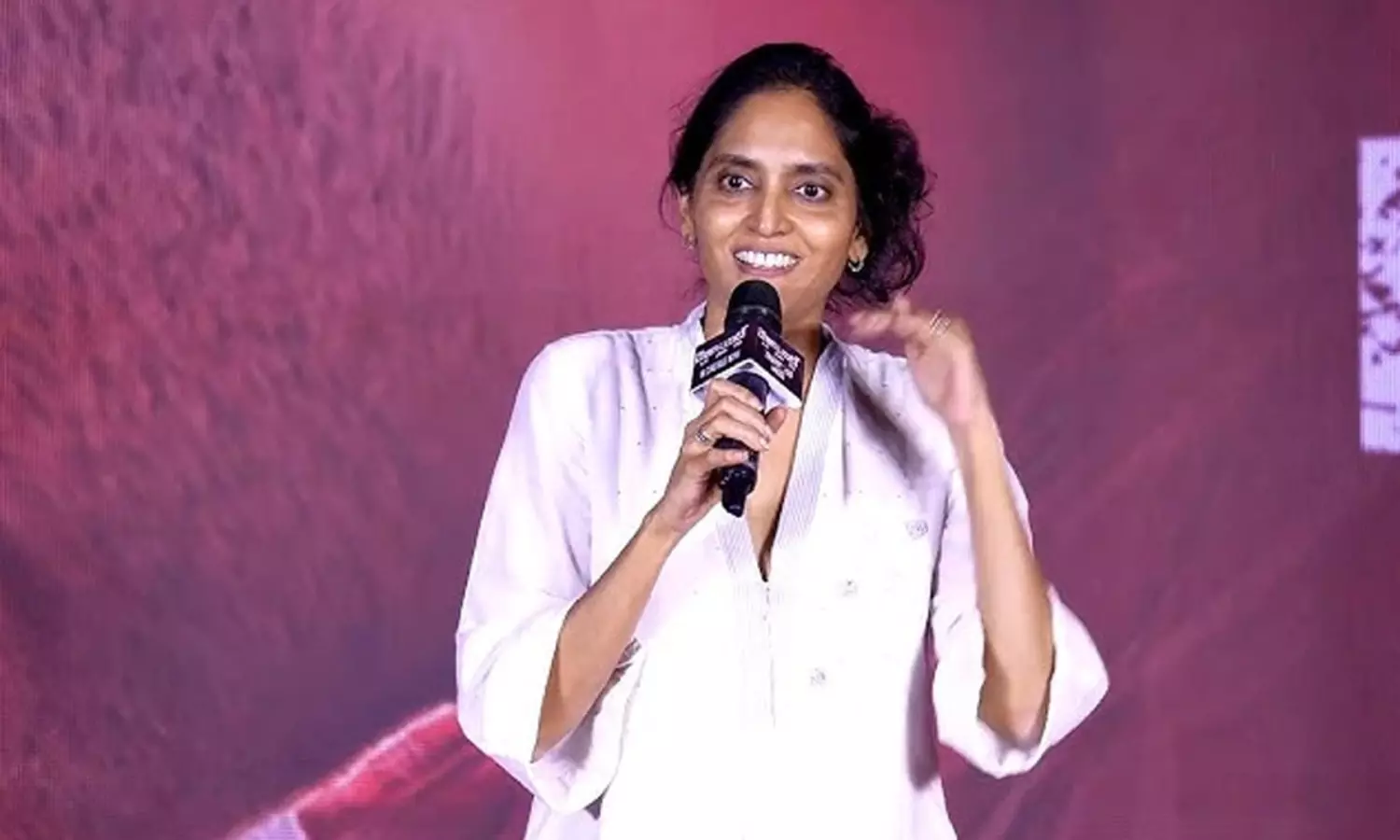 శ్రుతి హాసన్ `డెకాయిట్` నుంచి తప్పుకున్నారా? నిర్మాత సుప్రియ క్లారిటీ!