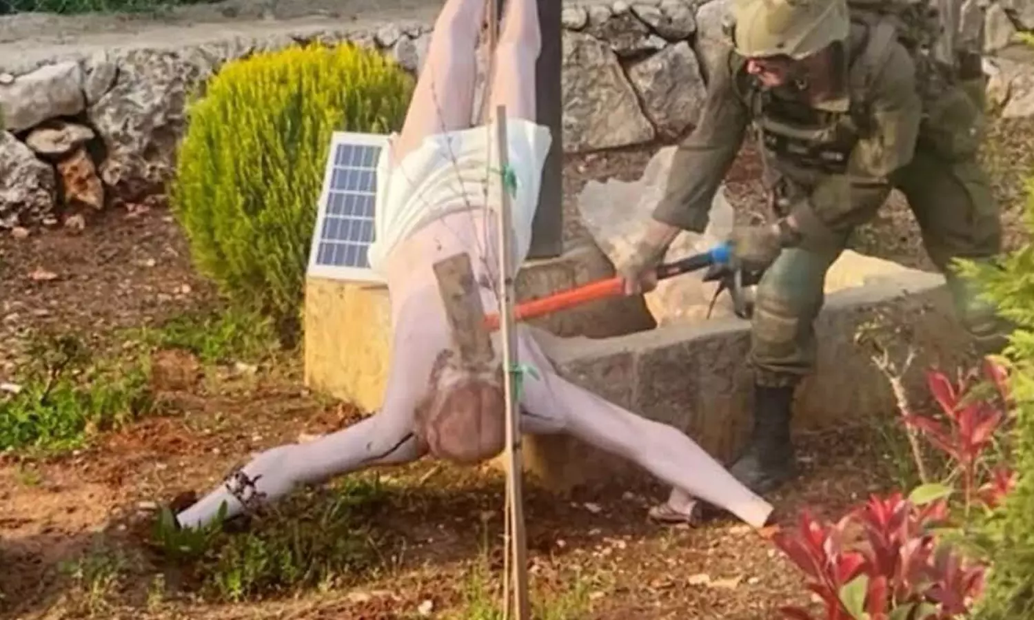 క్రీస్తు విగ్రహంపై ఇజ్రాయెల్ సైనికుడి దాడి.. తీవ్రంగా ఖండించిన ప్రపంచం..!