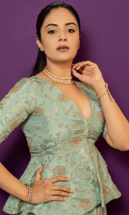 Anchor Sreemukhi Radiates Grace in Stylish Ethnic Look