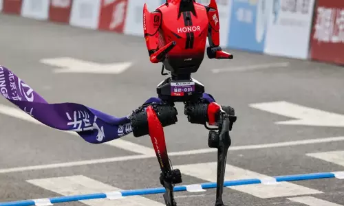 వీడియో వైరల్.. మనిషి కంటే ముందే గమ్యం చేరుకున్న రోబో.. ఆశ్చర్యపోతున్న జనం..