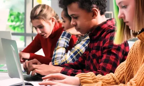 మళ్లీ పుస్తకాల వైపు స్వీడన్ అడుగులు.. కారణం తెలిస్తే షాక్ అవ్వాల్సిందే..