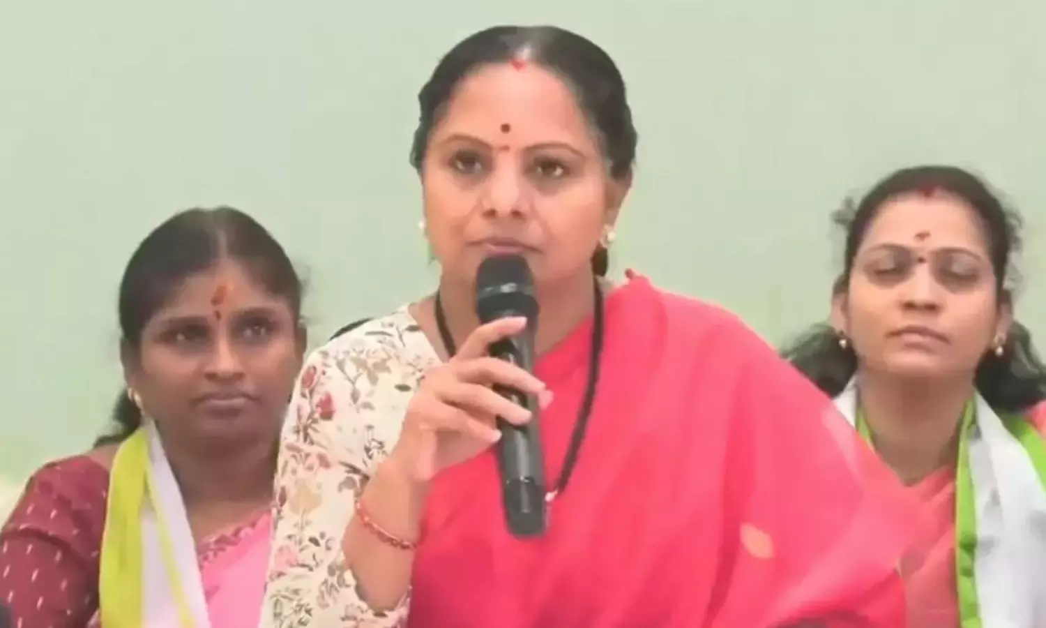 ప్రతిపక్షం.. పాలకపక్షం.. ఇరు వైపులా ప్రసంగంలో ఎలాంటి నిజాయితీ లేదు.. కవిత సంచలన వ్యాఖ్యలు..