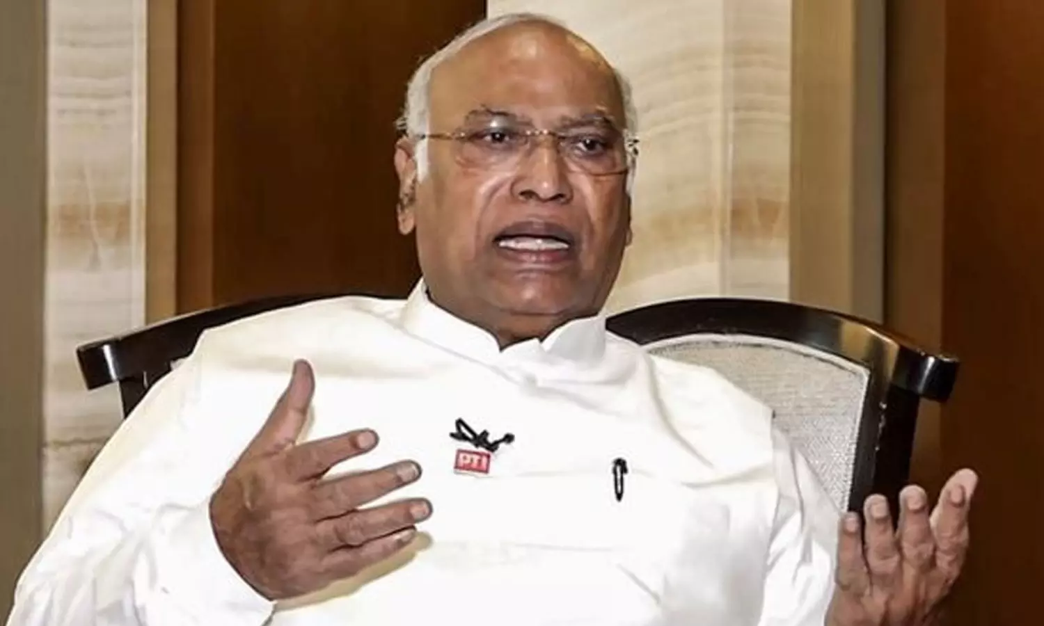 ఎన్నిక‌ల వేళ.. కాంగ్రెస్‌ను ఇరికించేసిన ఖ‌ర్గే!