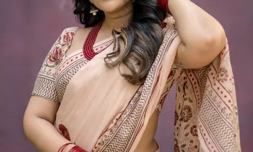 Sravanthi Chokarapus Graceful Saree Look Steals