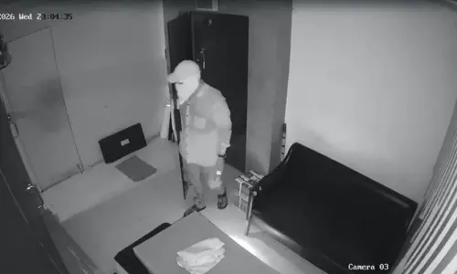 చోరీకి వచ్చి ఏసీ గదిలో అలా పడుకుండిపోయాడు