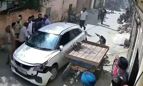 వైరల్ వీడియో.. ఇరుకు వీధుల్లో కారుతో బీభత్సం.. చివరికి పట్టుకున్న స్థానికులు..