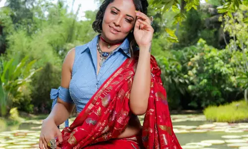 Anasuya Bharadwaj Red Saree Look Goes Viral with Graceful Charm